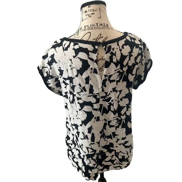 Kate Spade New York Black White Floral Print Short Sleeve Top Women's Size 4 - Picture 2 of 7